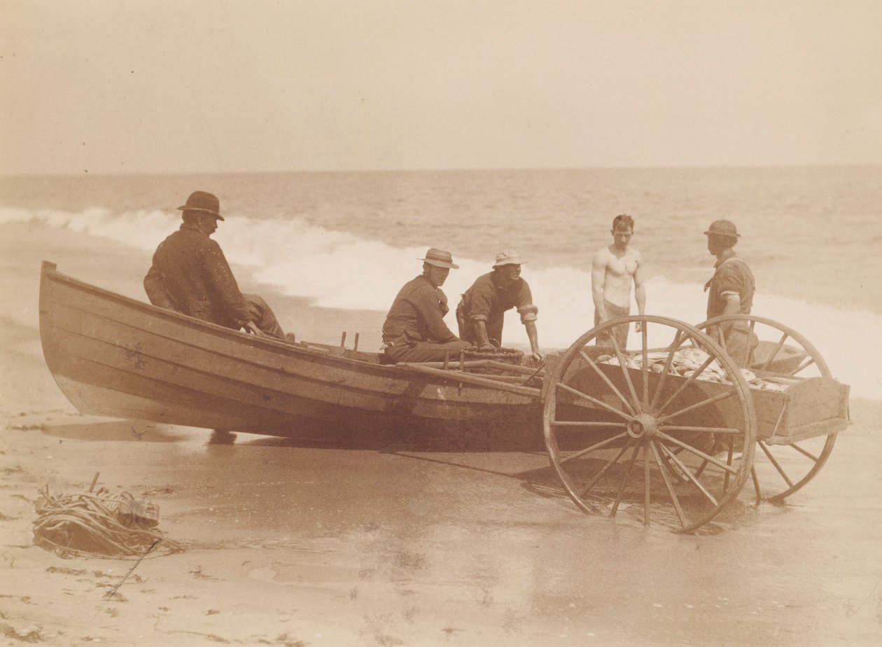 Pescatori che scaricano una barca, Sea Bright, New Jersey da Louis Comfort Tiffany