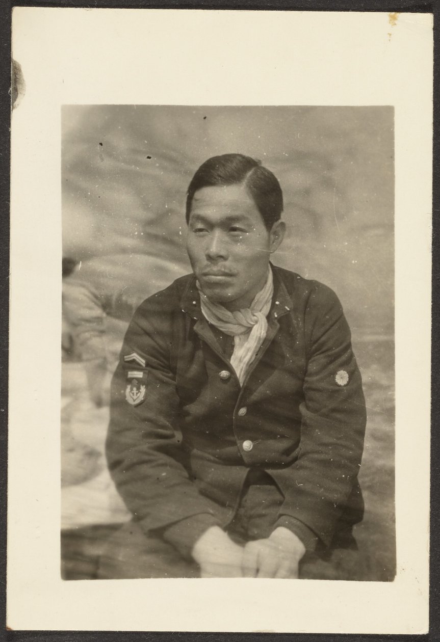 [Uomo asiatico in uniforme] da Louis Fleckenstein