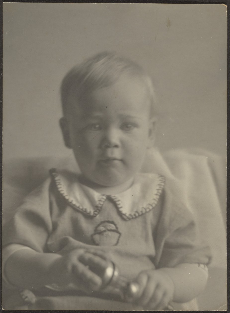 Bambino con sonaglio d