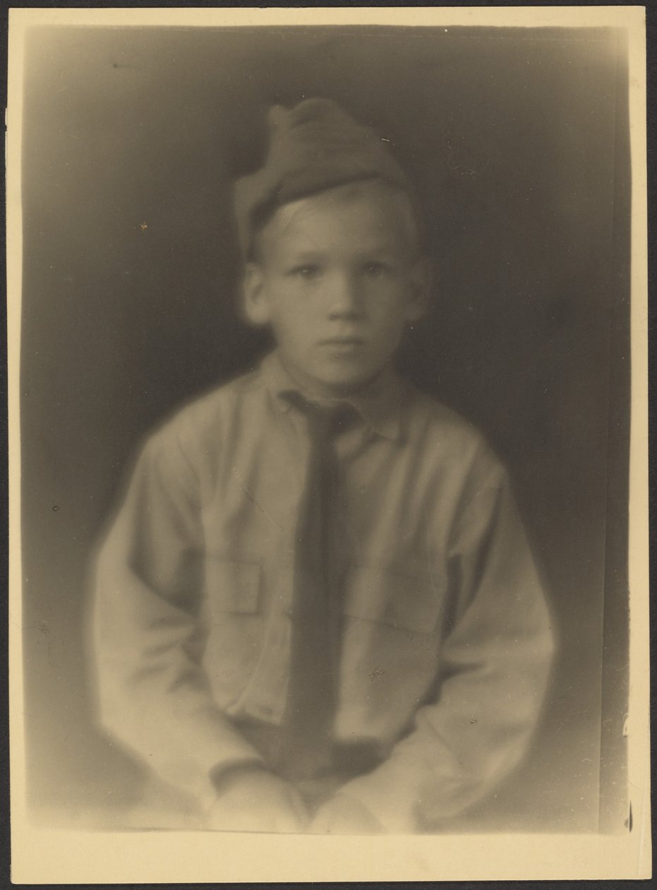 [Ragazzo vestito da soldato] da Louis Fleckenstein