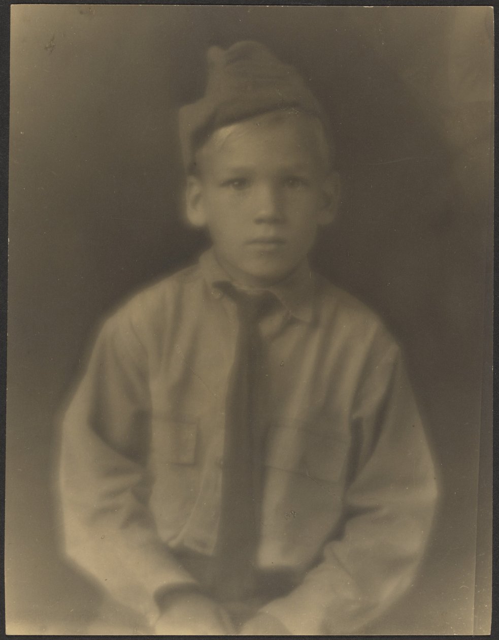 [Ragazzo vestito da soldato] da Louis Fleckenstein