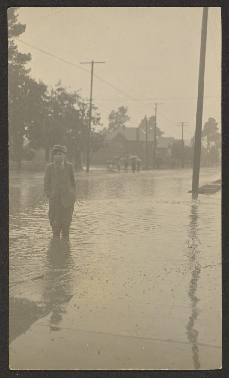 [Ragazzo in piedi in una strada allagata] da Louis Fleckenstein