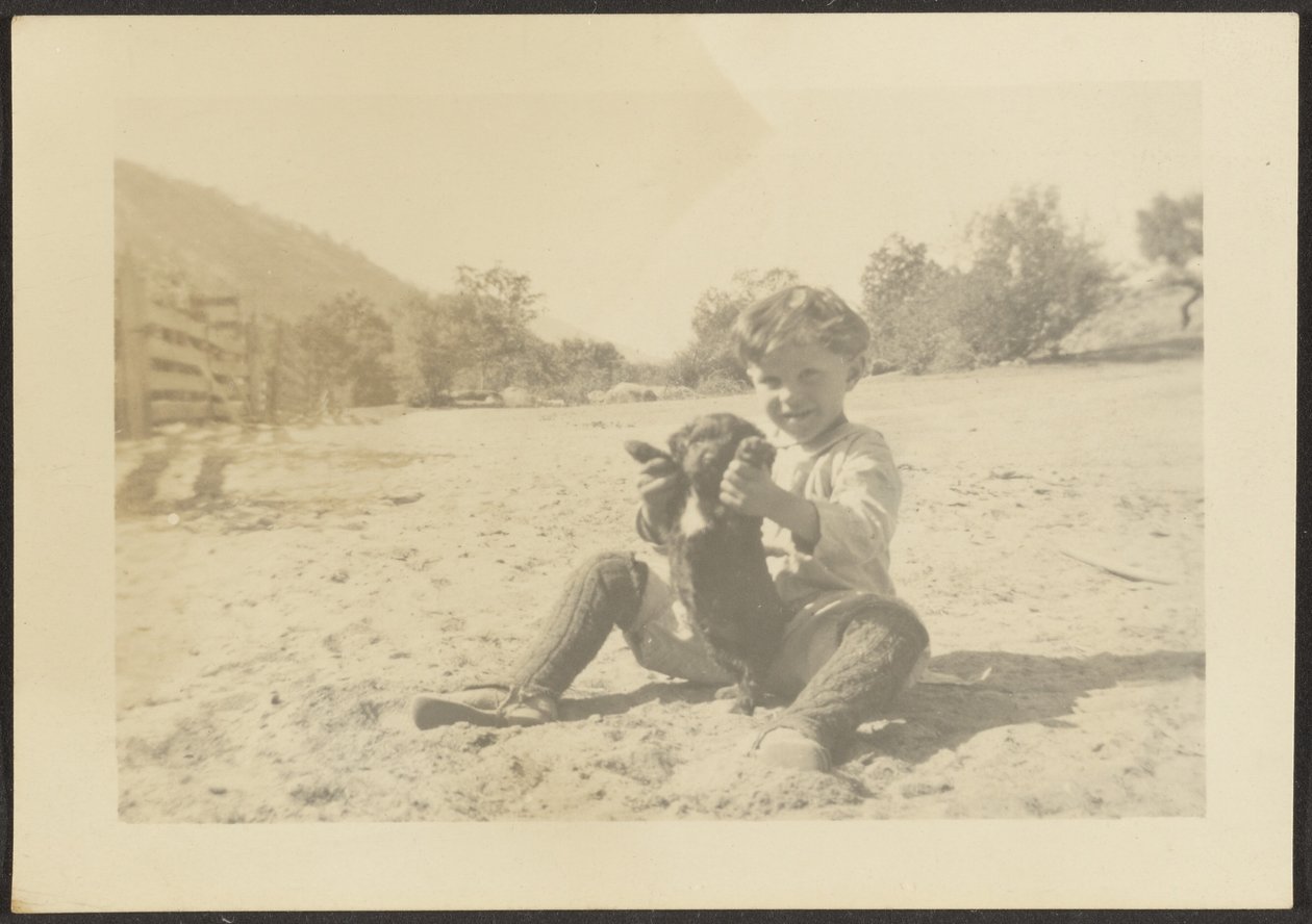 [Ragazzo e cane sulla spiaggia] da Louis Fleckenstein