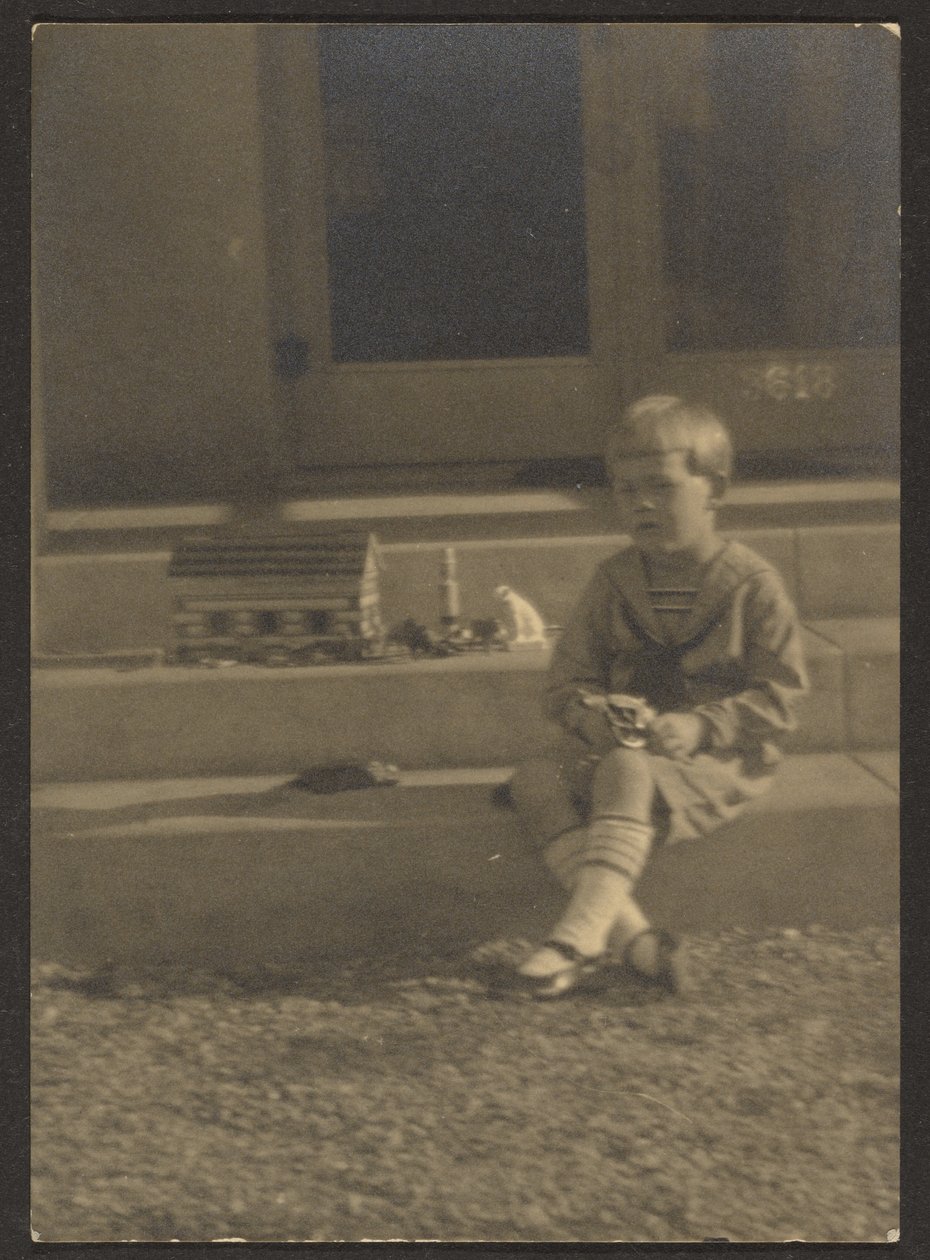 [Ragazzo con giocattoli sui gradini] da Louis Fleckenstein