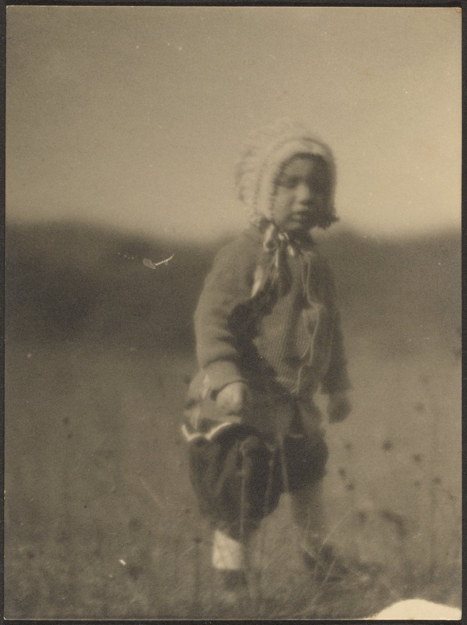 [Bambino che indossa un cappellino nel campo] da Louis Fleckenstein