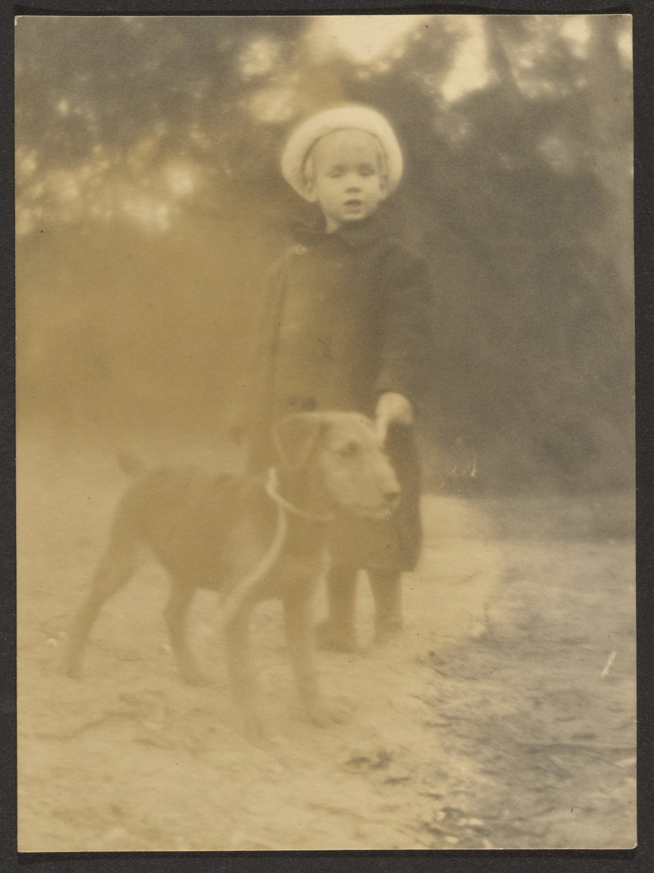 [Bambino con un cane al guinzaglio] da Louis Fleckenstein