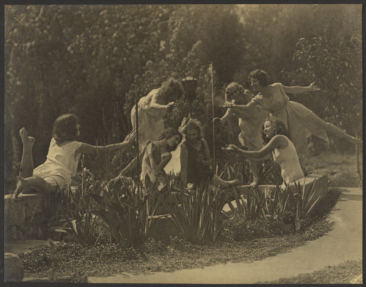 [Ballerini in posa lungo il muro del giardino] da Louis Fleckenstein