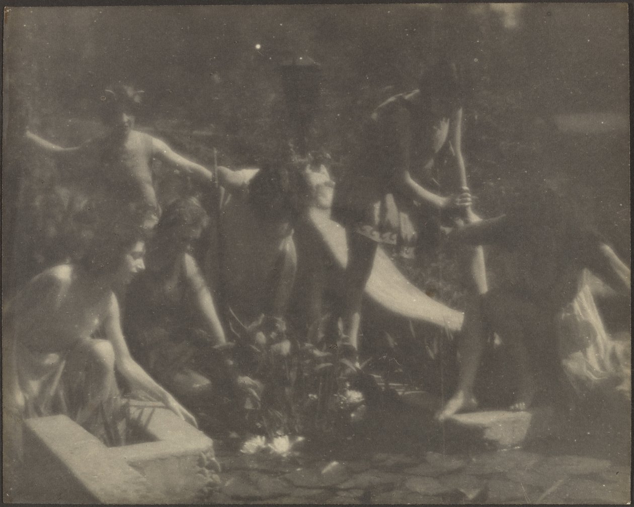 [Ballerini in posa ai bordi di uno stagno]. da Louis Fleckenstein
