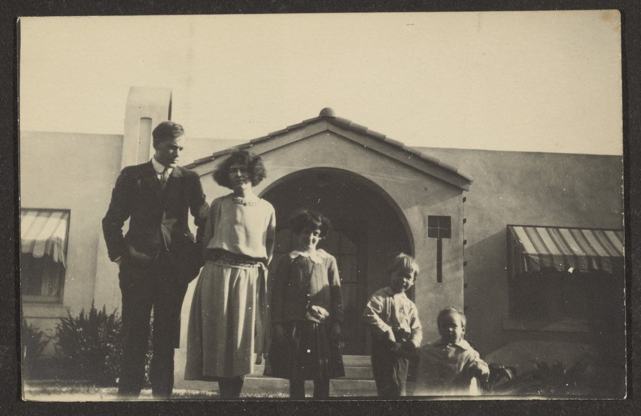 Ritratto di famiglia davanti a una casa da Louis Fleckenstein