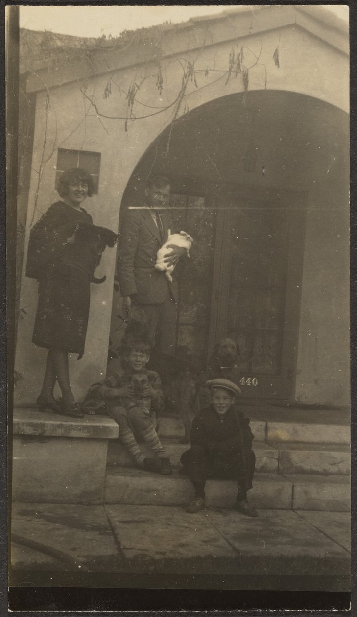[Famiglia davanti allo studio Fleckenstein di Long Beach]. da Louis Fleckenstein