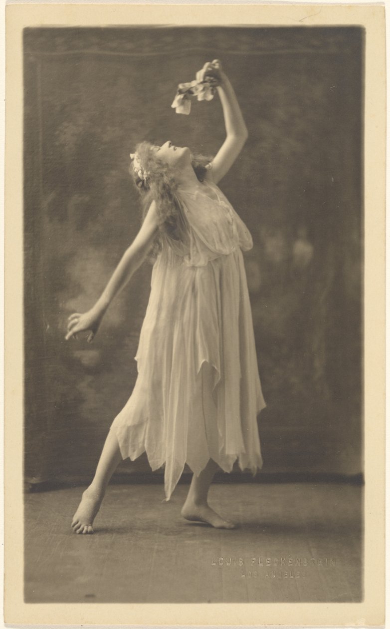 [Ballerina con un fiore davanti a un arazzo] da Louis Fleckenstein
