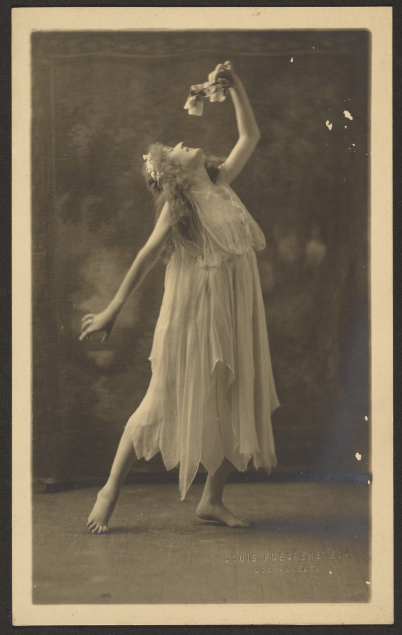 [Ballerina con un fiore davanti a un arazzo] da Louis Fleckenstein