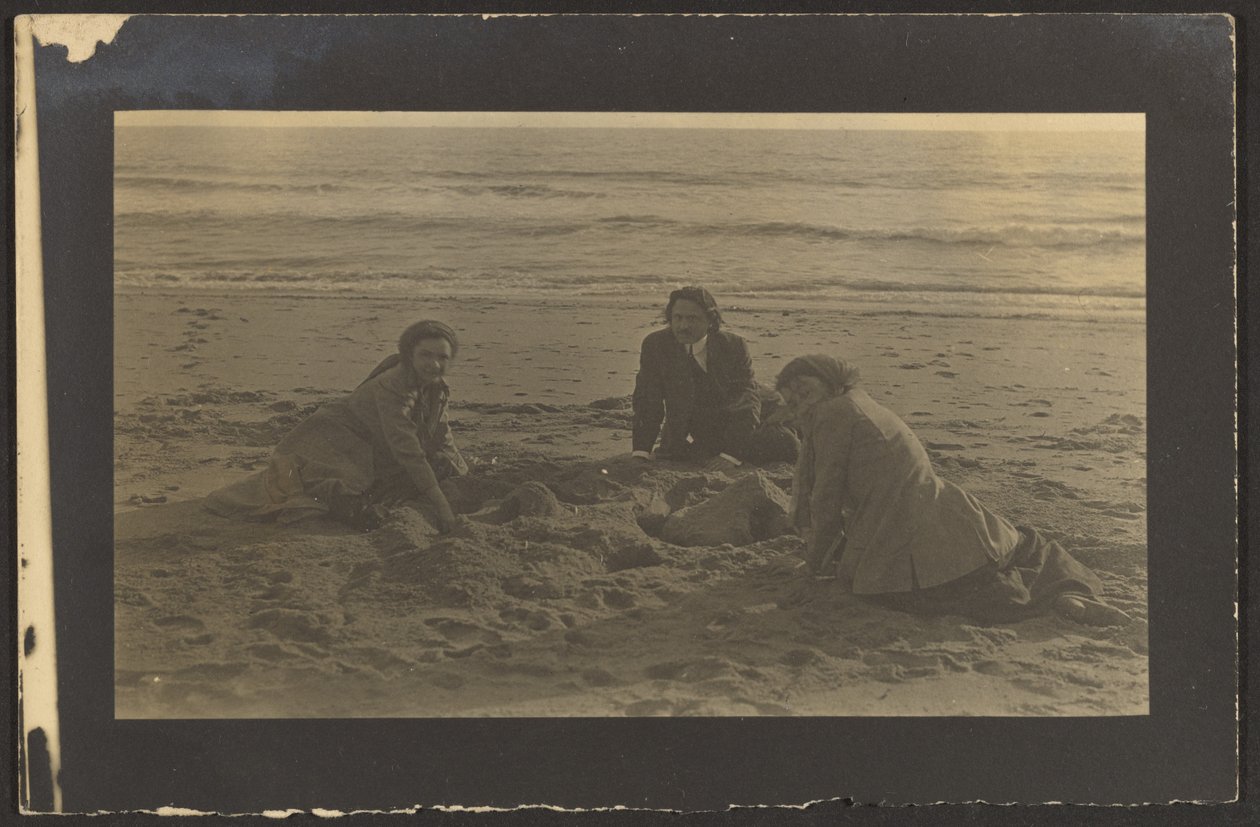 [Figure sedute sulla spiaggia] da Louis Fleckenstein