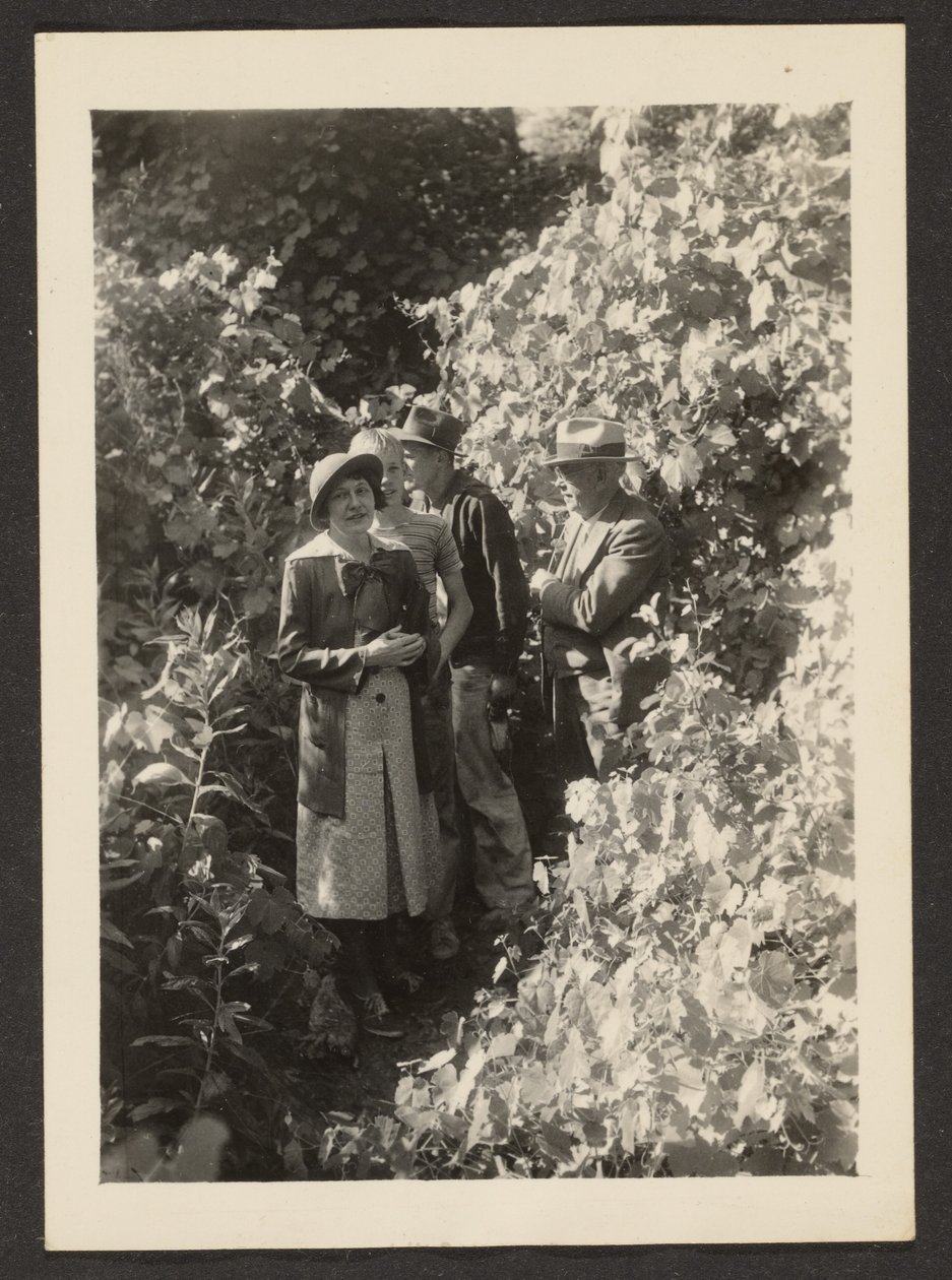 [Fleckenstein, Florence, e i suoi figli nel bosco]. da Louis Fleckenstein