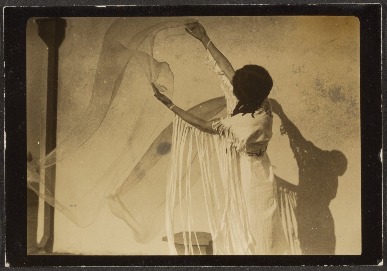 [Florence danza in costume nativo americano] da Louis Fleckenstein