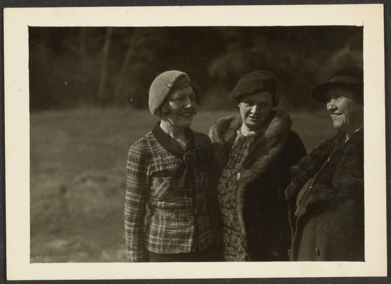 [Firenze e la signora Fleckenenstein con la terza donna all’esterno] da Louis Fleckenstein