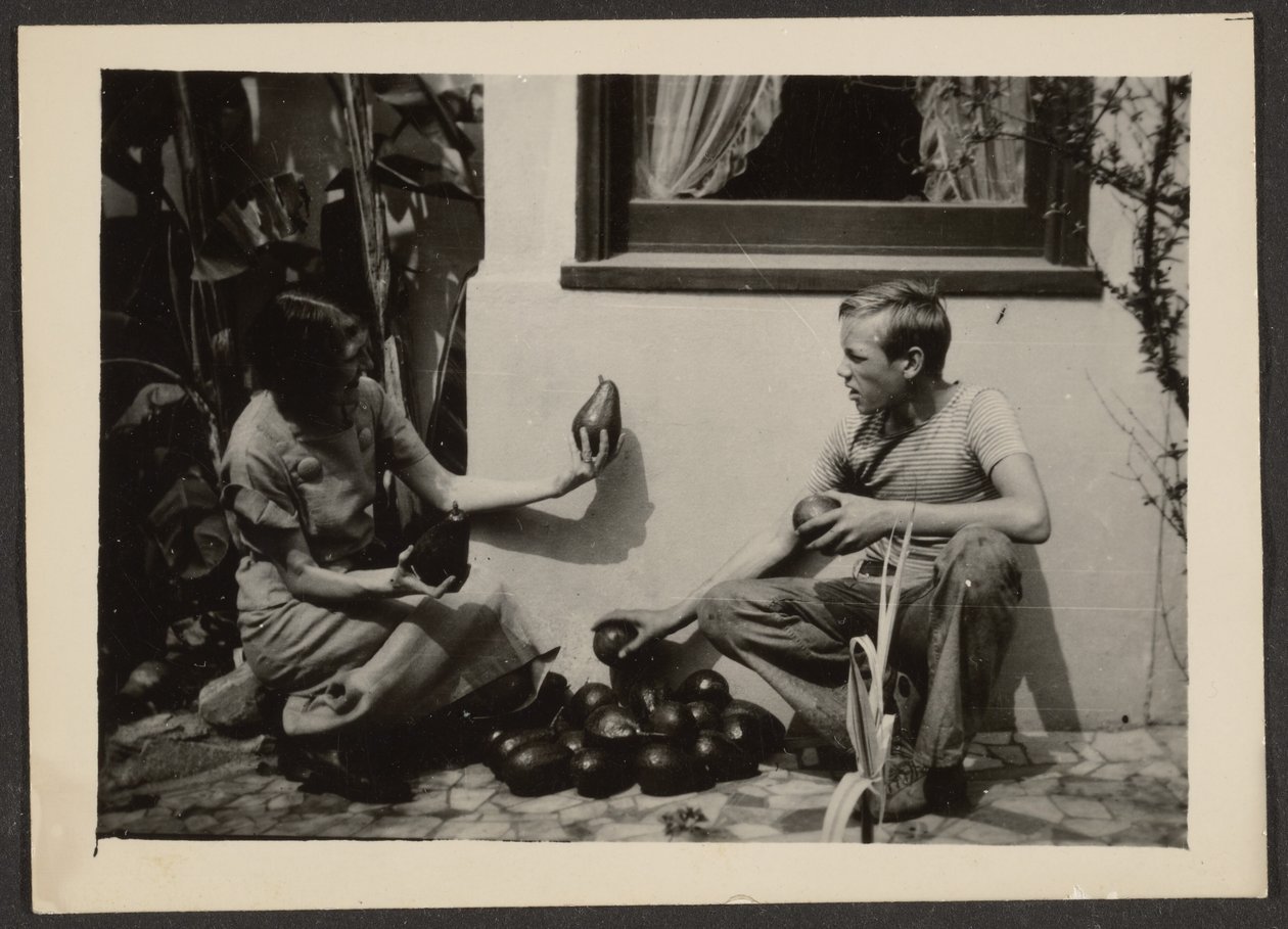 [Florence and Son with Avacados] da Louis Fleckenstein
