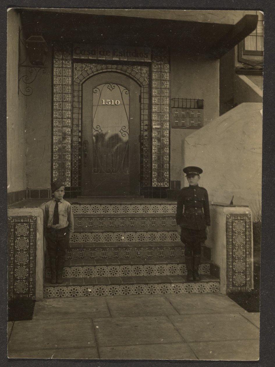 [I ragazzi di Florence davanti allo studio di Fleckenstein a Long Beach] da Louis Fleckenstein