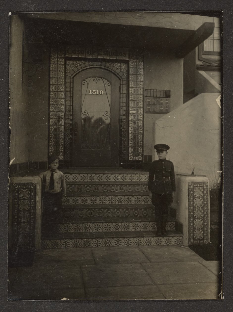 [I figli di Florence fuori dallo studio di Fleckenstein a Long Beach] da Louis Fleckenstein