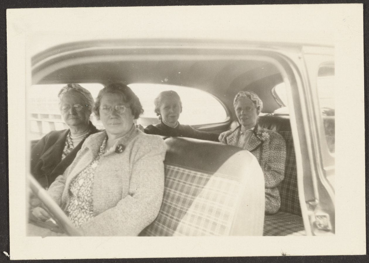 [Quattro donne in auto] da Louis Fleckenstein