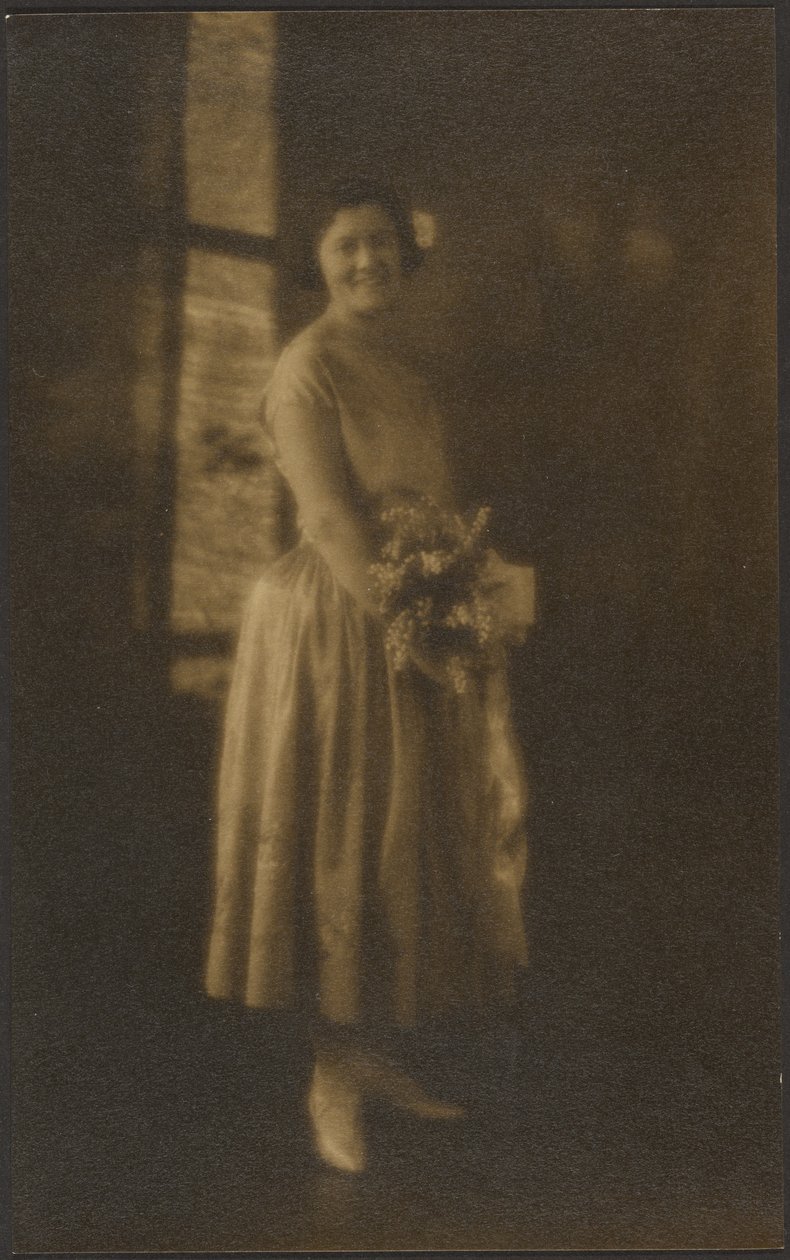 [Ritratto di donna con bouquet in mano] da Louis Fleckenstein