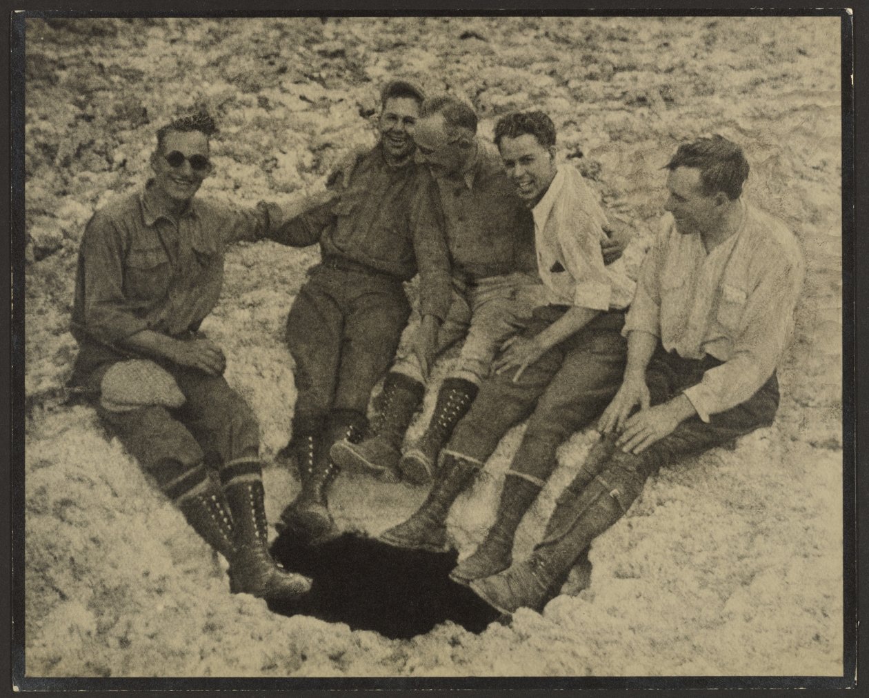 [Ritratto di gruppo seduto all’imboccatura di una grotta verticale, Picco di San Jacinto] da Louis Fleckenstein