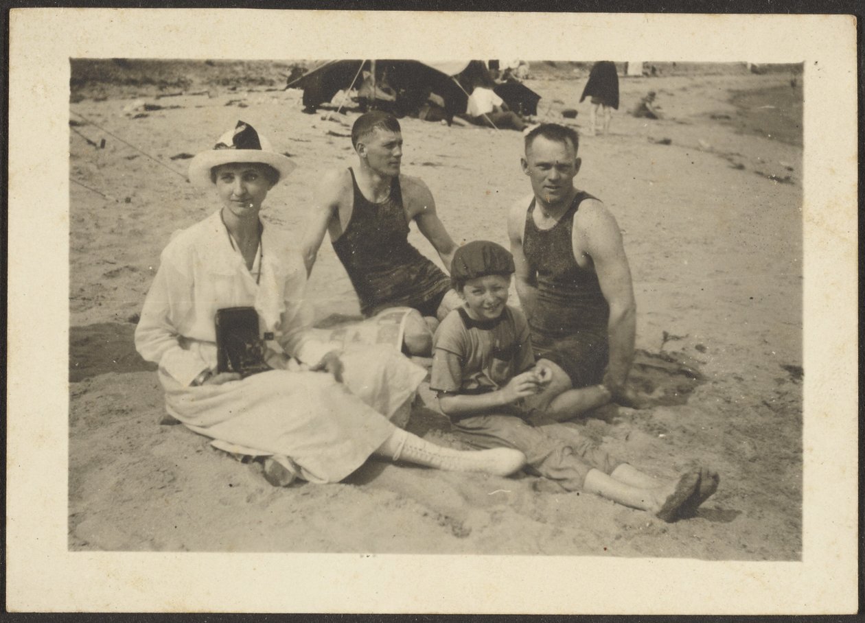 [Gruppo in spiaggia] da Louis Fleckenstein