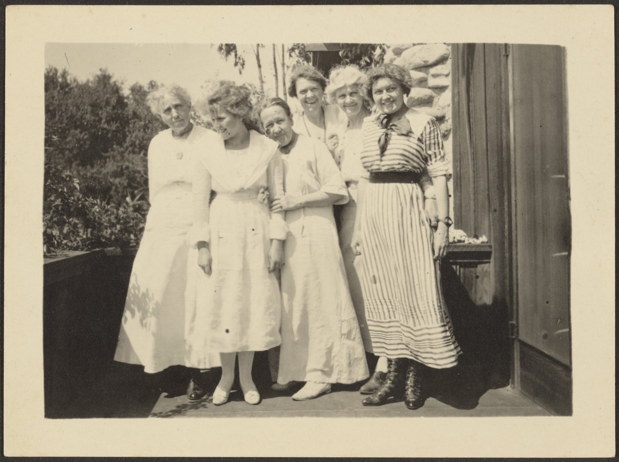 [Gruppo di donne sotto il portico] da Louis Fleckenstein