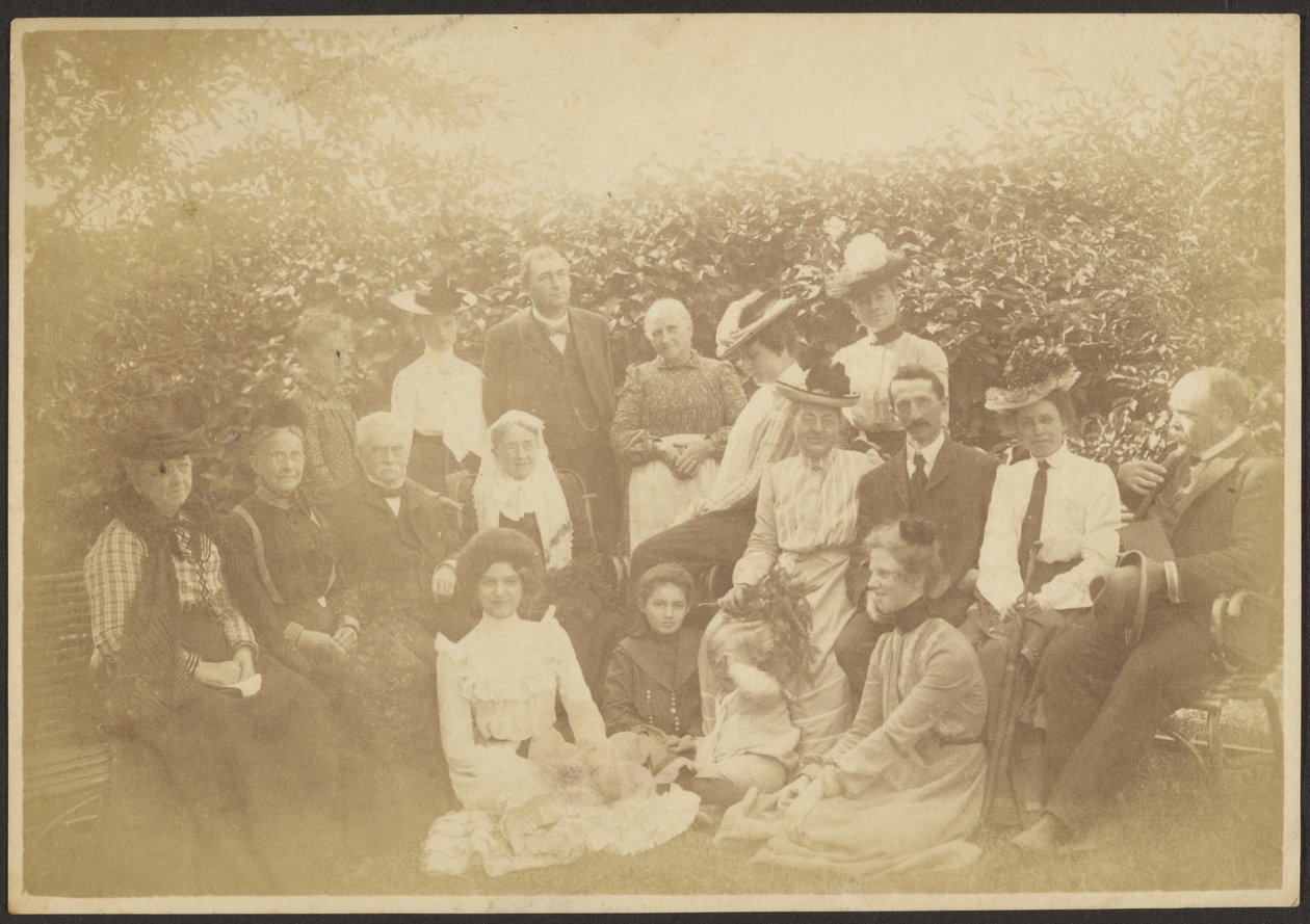 [Ritratto di famiglia con un gruppo numeroso] da Louis Fleckenstein