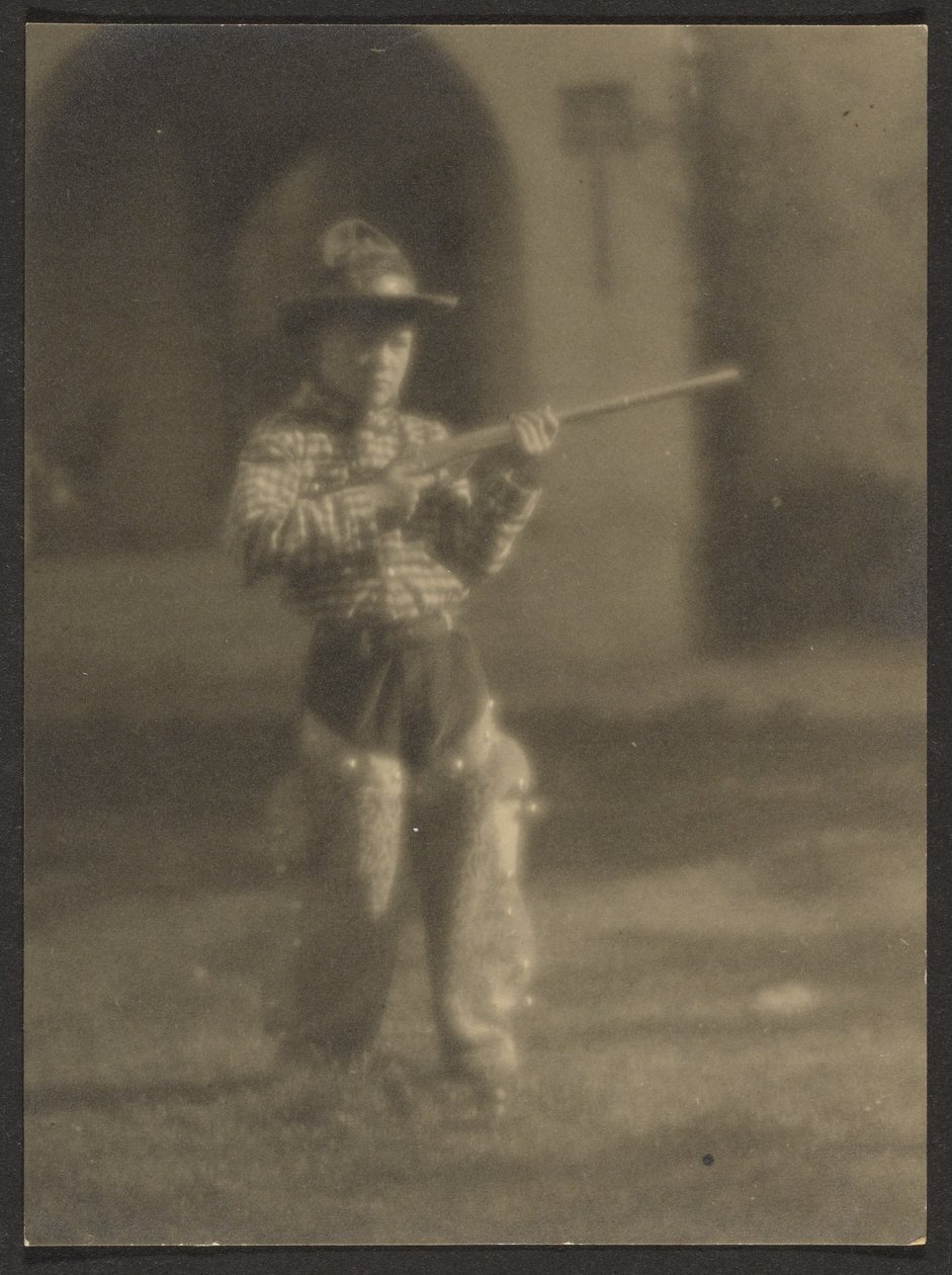 [Bambino in tenuta da cowboy] da Louis Fleckenstein