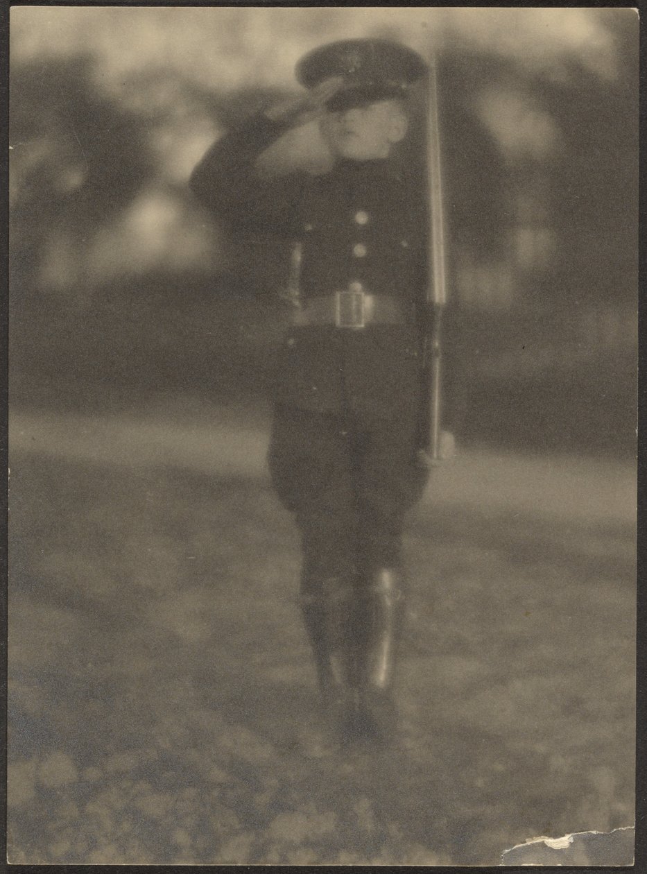 [Ragazzo in uniforme] da Louis Fleckenstein