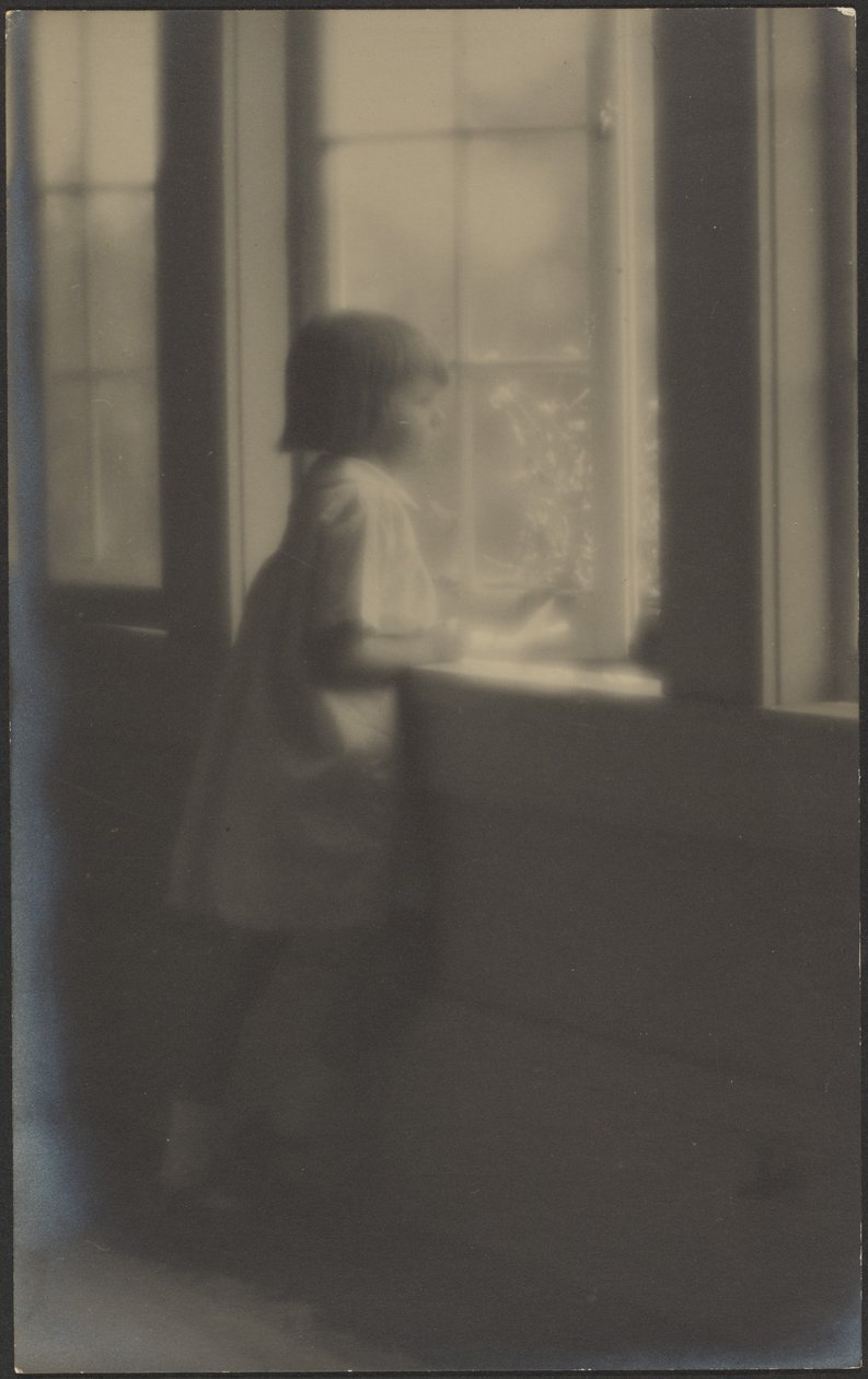 [Bambina che guarda fuori dalla finestra] da Louis Fleckenstein