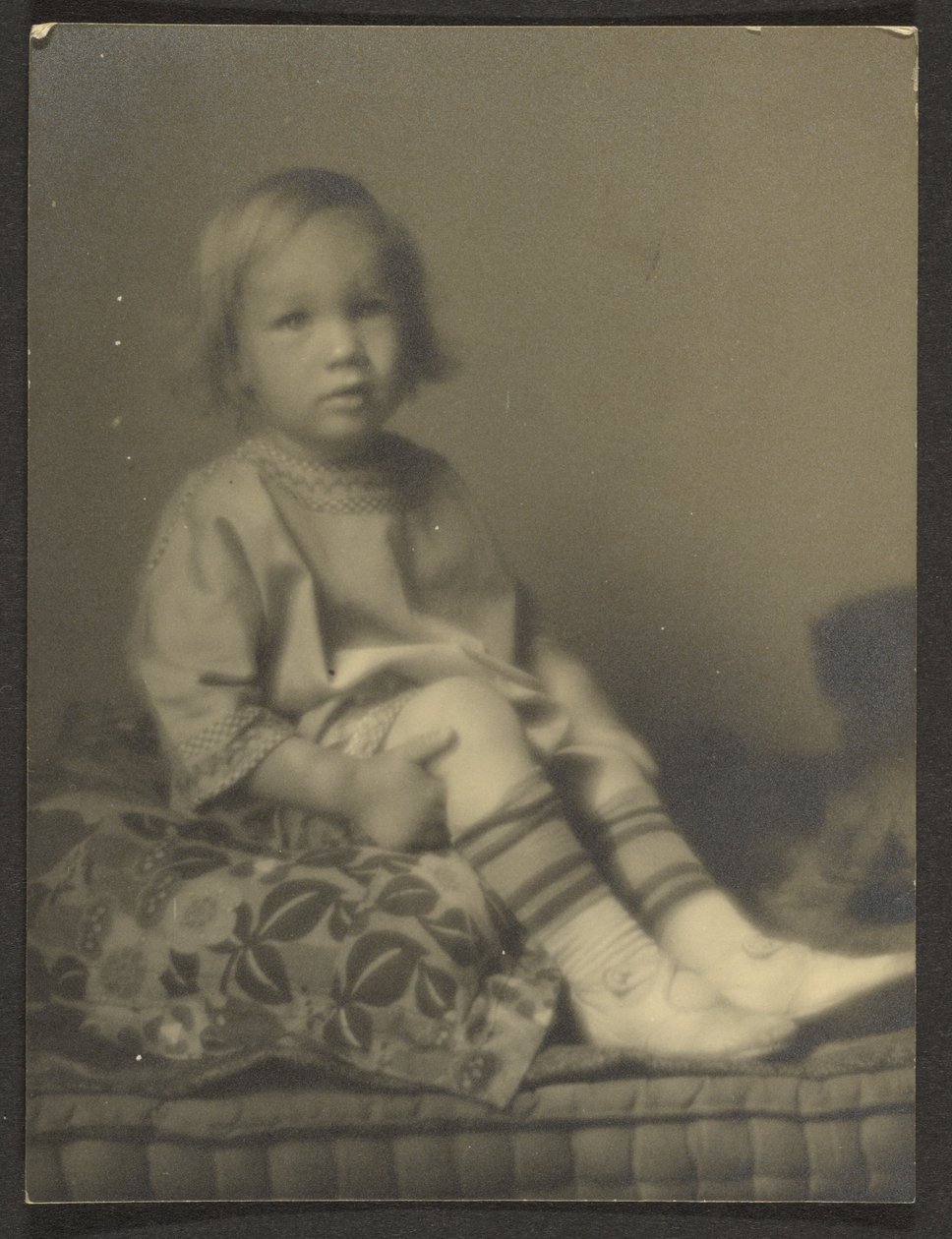Bambina su un cuscino da Louis Fleckenstein