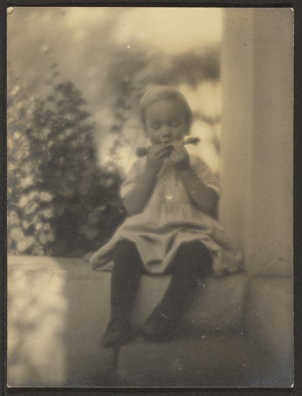 [Bambina sui gradini d