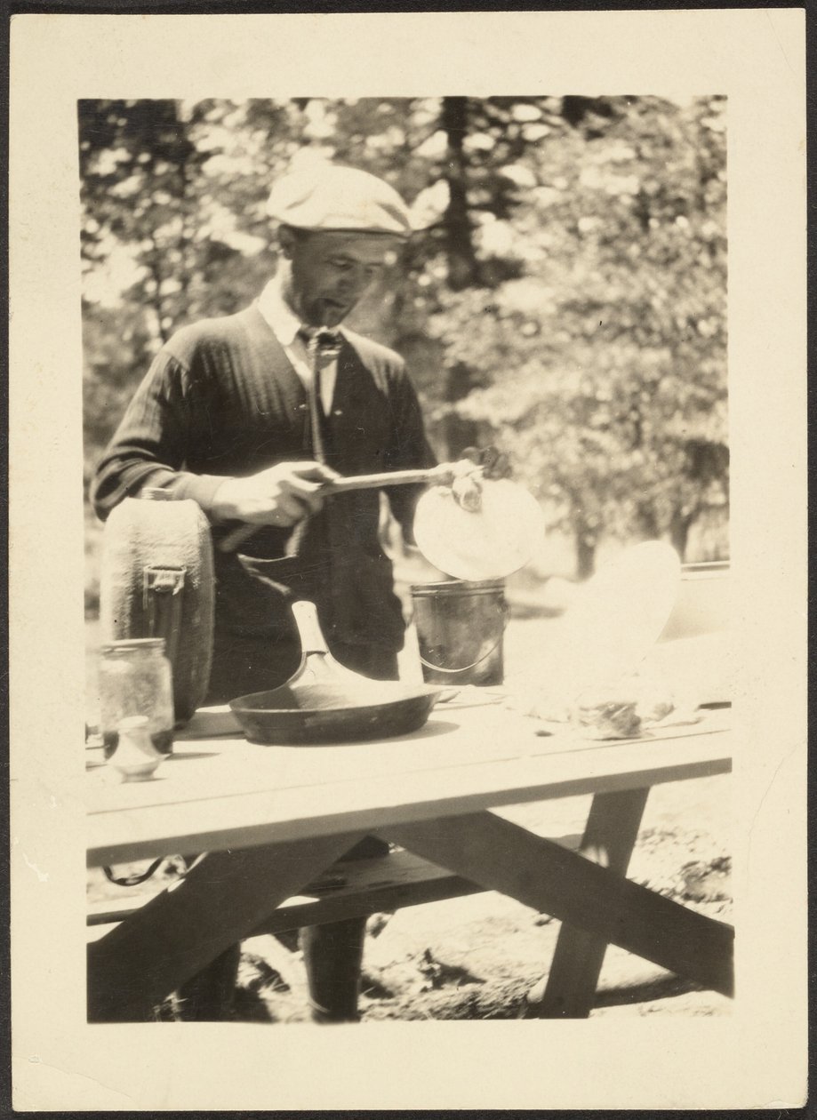 [Uomo in piedi davanti a un tavolo da picnic] da Louis Fleckenstein