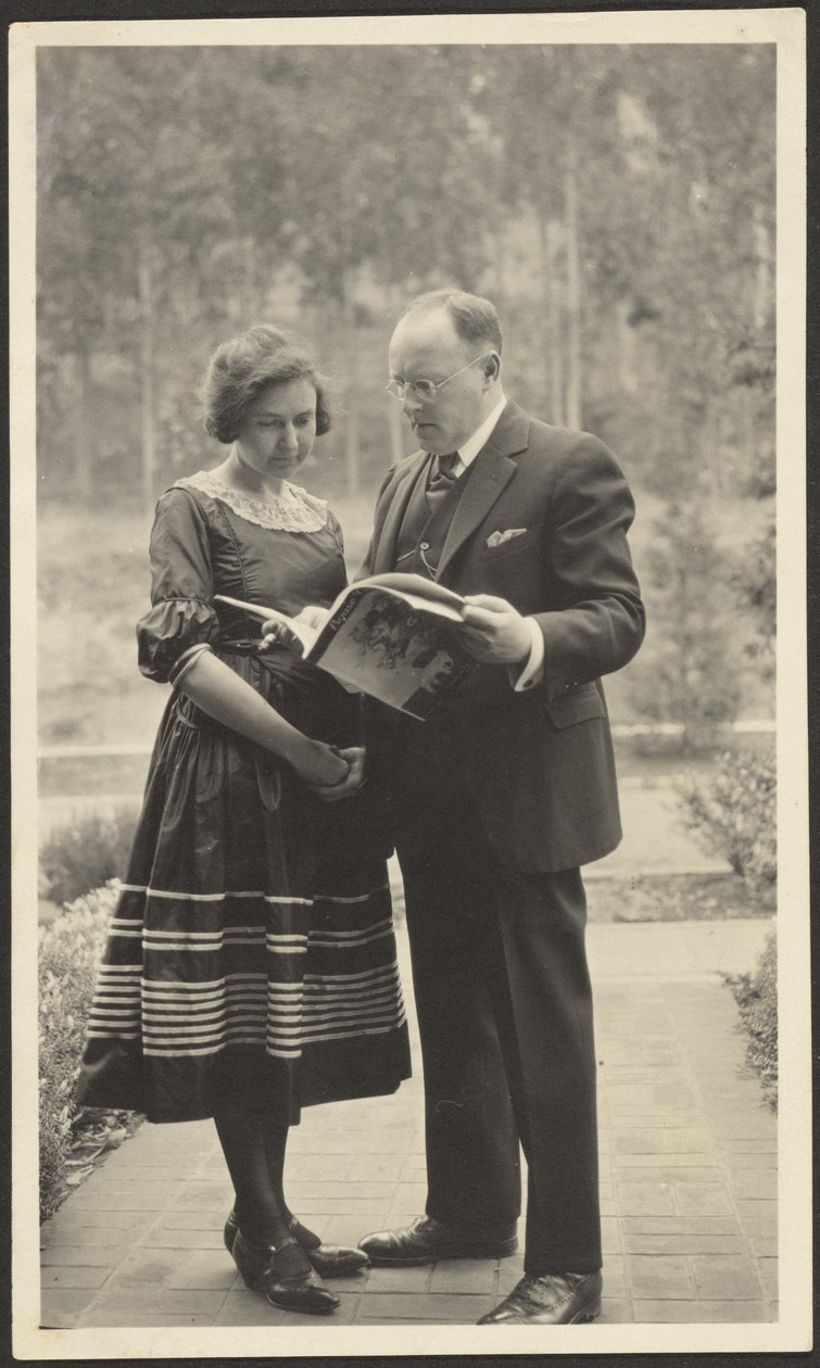 [Uomo e donna in piedi all