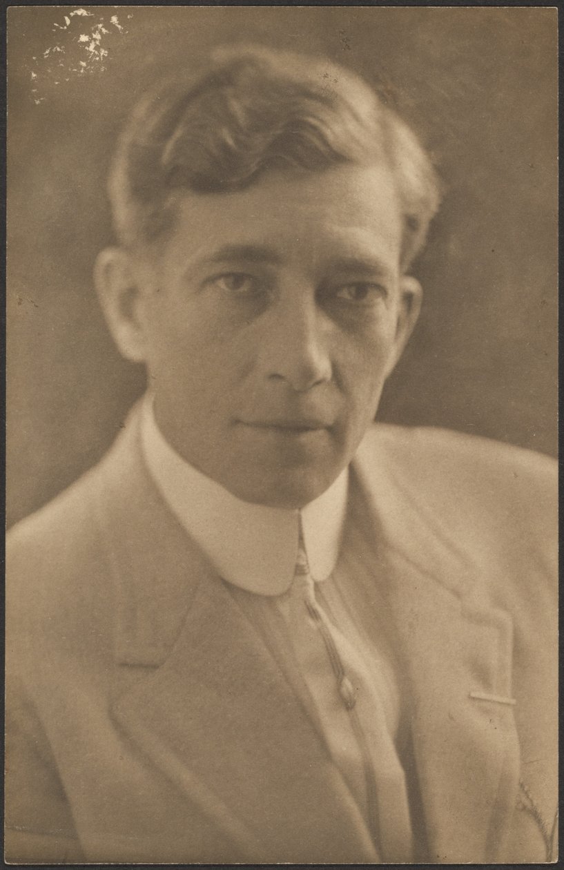[Uomo in abito chiaro] da Louis Fleckenstein