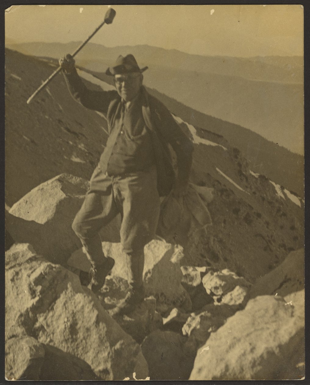 Uomo sulla cima di una collina rocciosa da Louis Fleckenstein