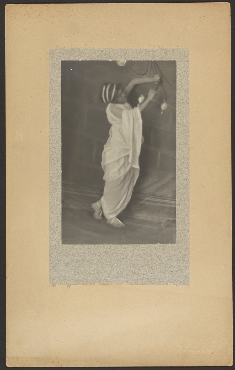 [Modello in costume classico] da Louis Fleckenstein