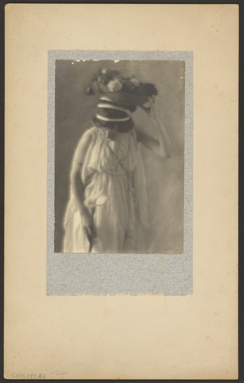 [Modello in costume classico] da Louis Fleckenstein