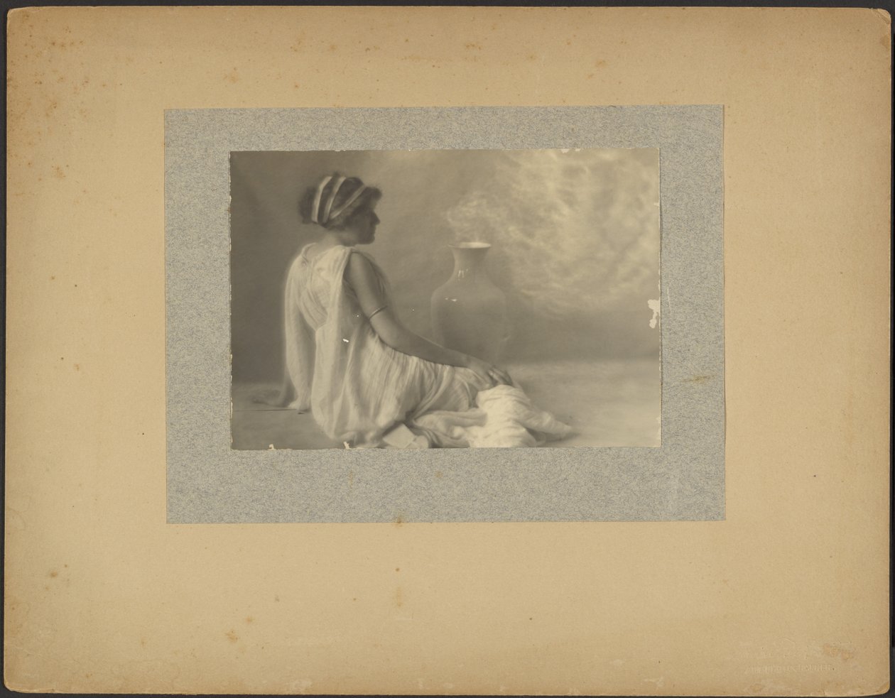 [Modella in costume classico] da Louis Fleckenstein