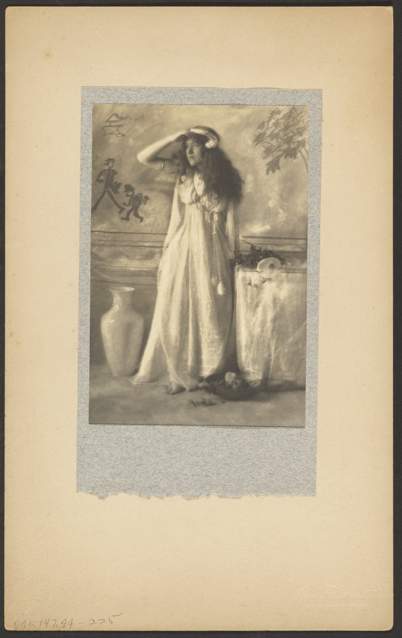 [Modella in costume classico] da Louis Fleckenstein