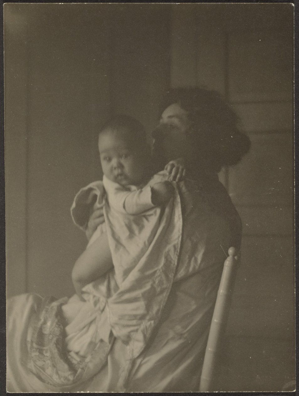 [Madre che tiene il bambino sulla sedia] da Louis Fleckenstein