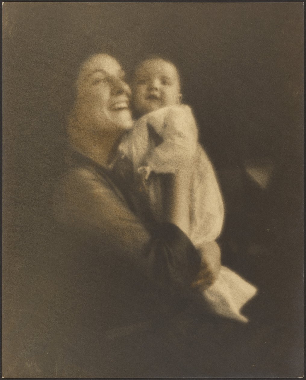 [Mamma e bambino in abito bianco] da Louis Fleckenstein