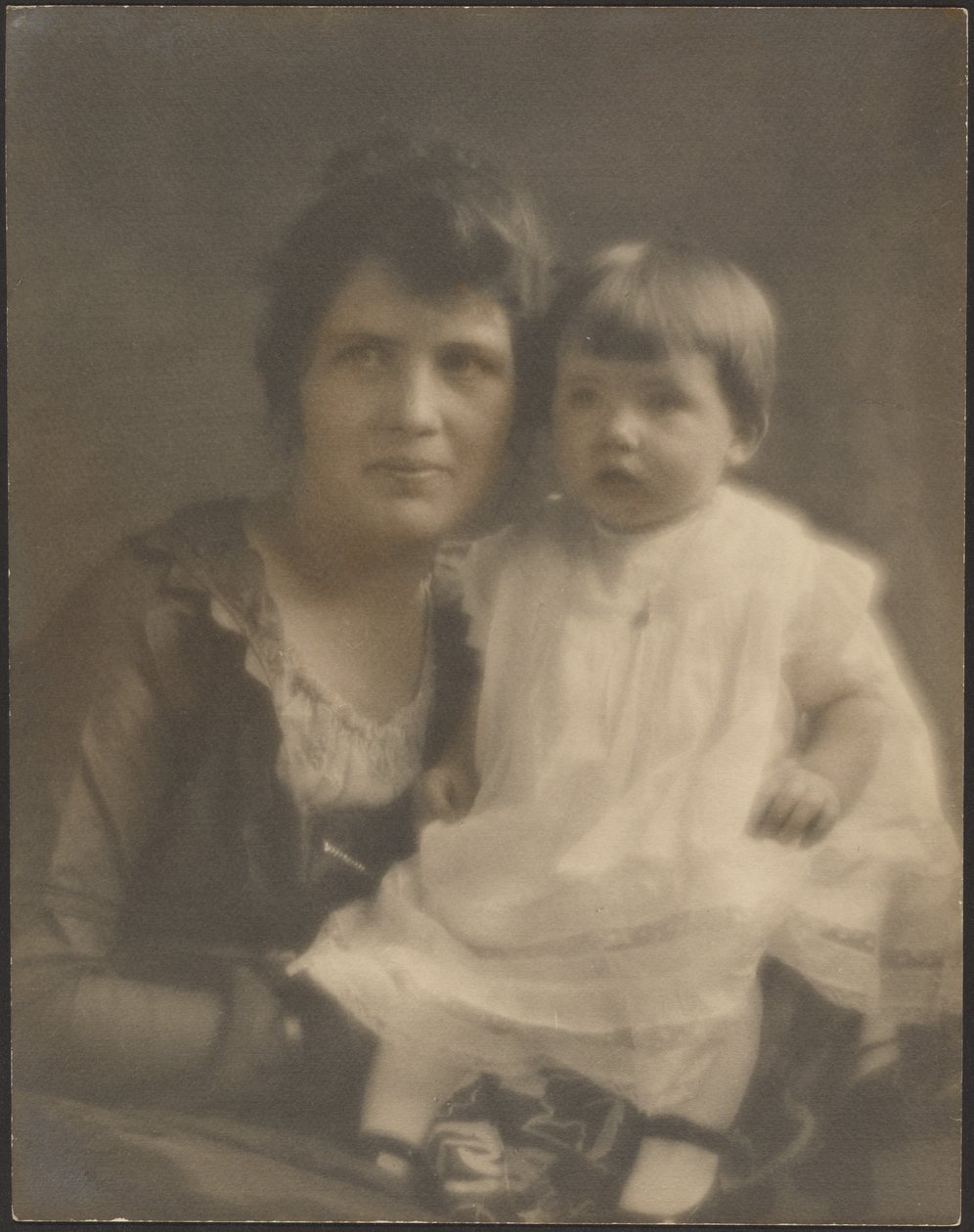 [Madre e figlio in abito bianco] da Louis Fleckenstein