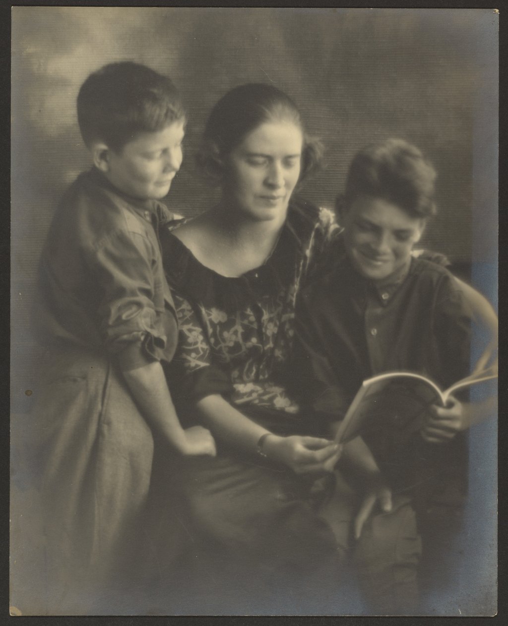 [Madre e figli con libro] da Louis Fleckenstein