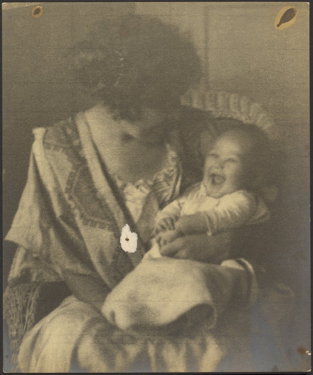 [Madre in abito ricamato con il neonato] da Louis Fleckenstein