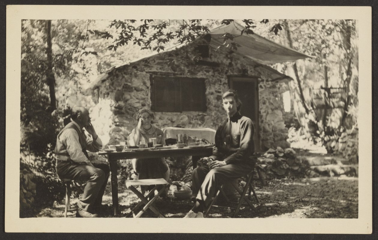 [Pranzo all’aperto alla “Stone House” nel bosco] da Louis Fleckenstein