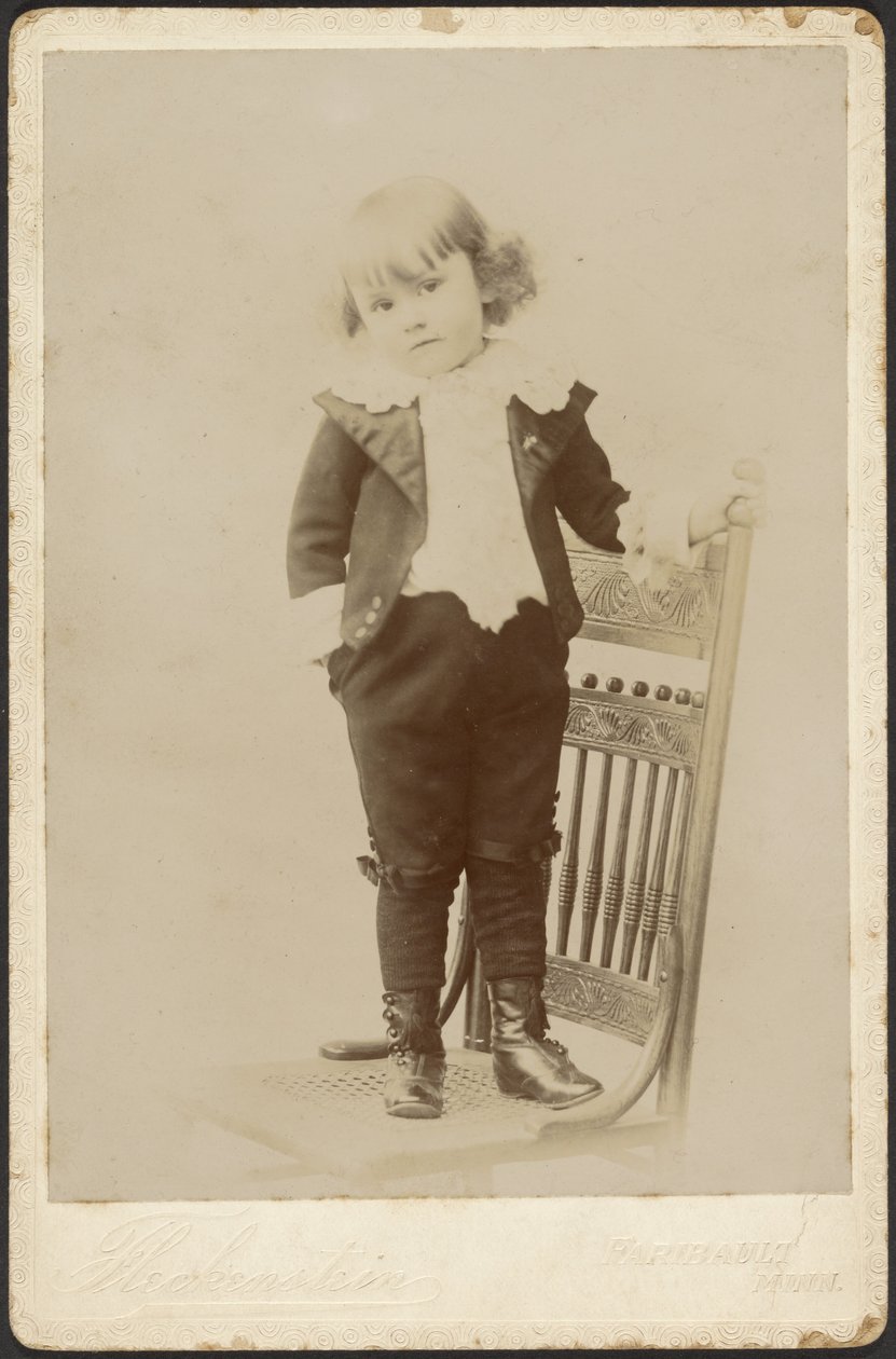[Ritratto di bambino in piedi su una sedia] da Louis Fleckenstein