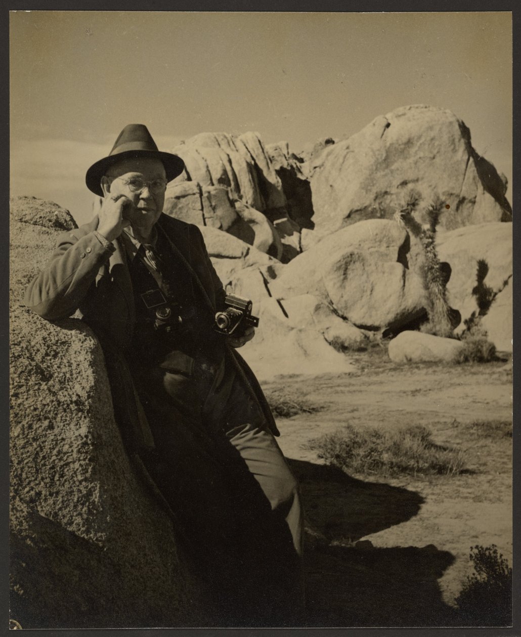 [Ritratto di Fleckenstein con la macchina fotografica] da Louis Fleckenstein